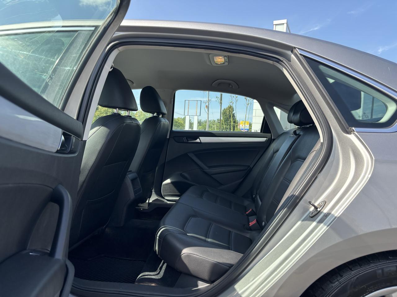 Volkswagen Passat 2.5L SE AT 2012