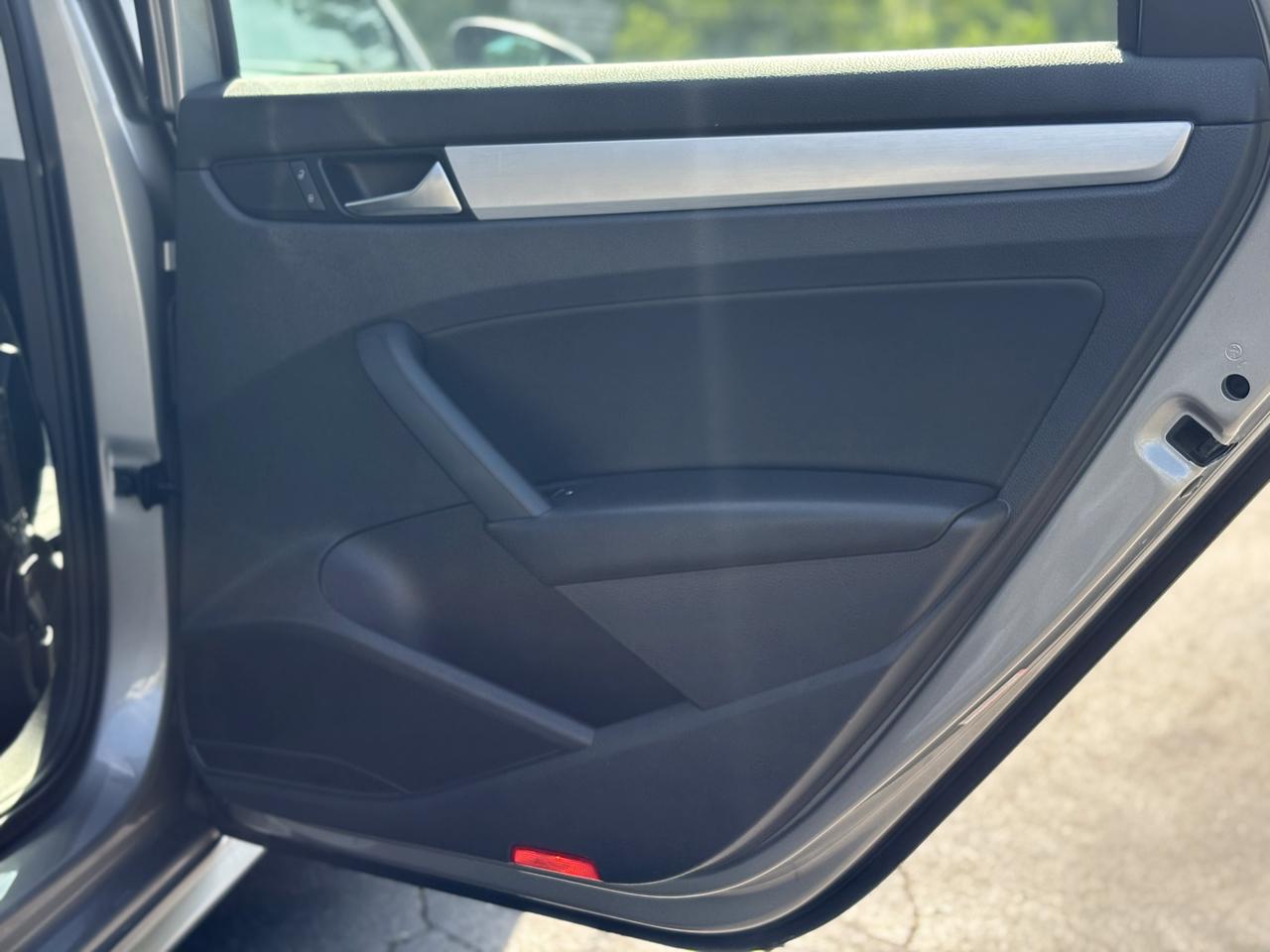 Volkswagen Passat 2.5L SE AT 2012