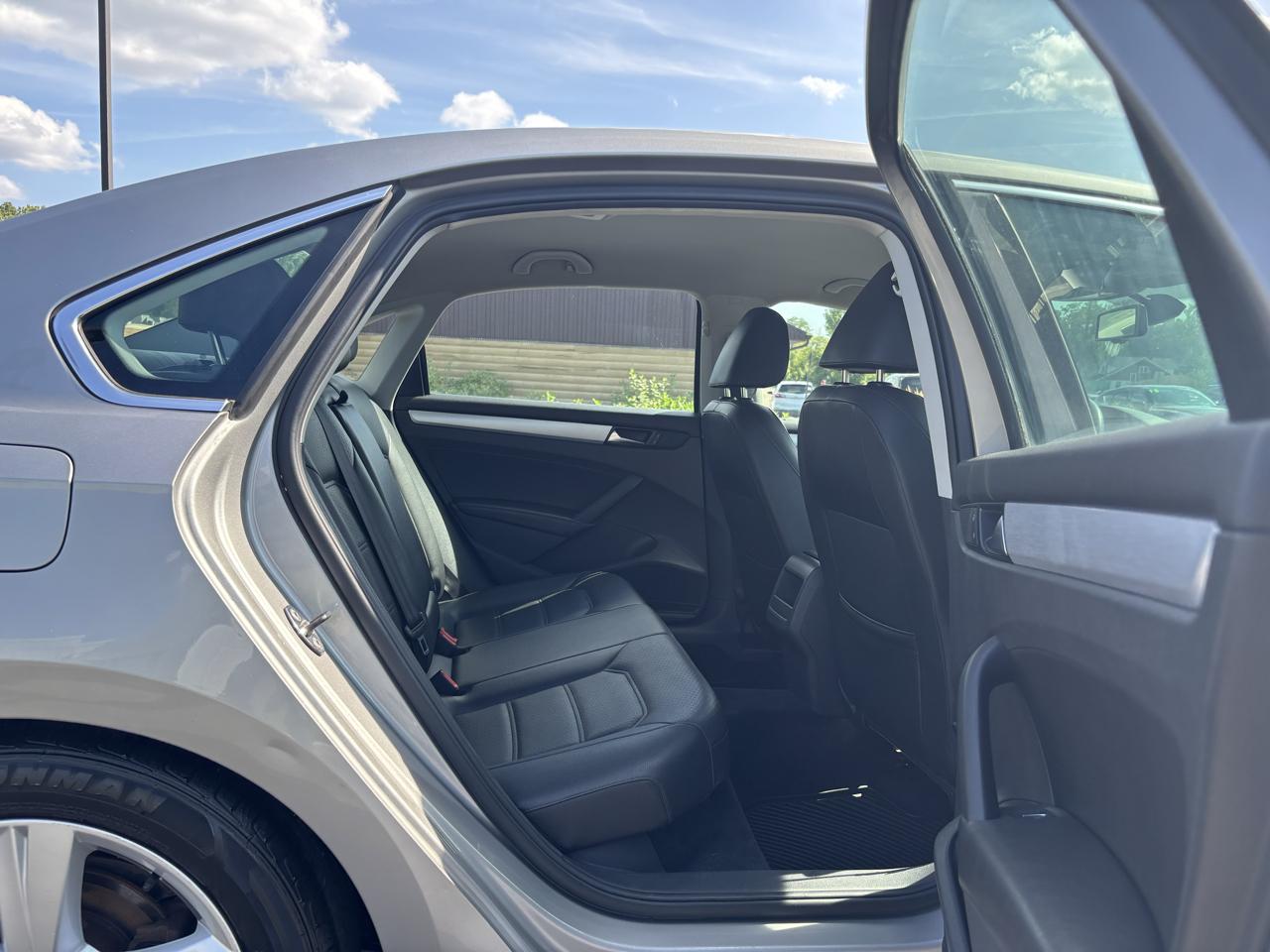 Volkswagen Passat 2.5L SE AT 2012