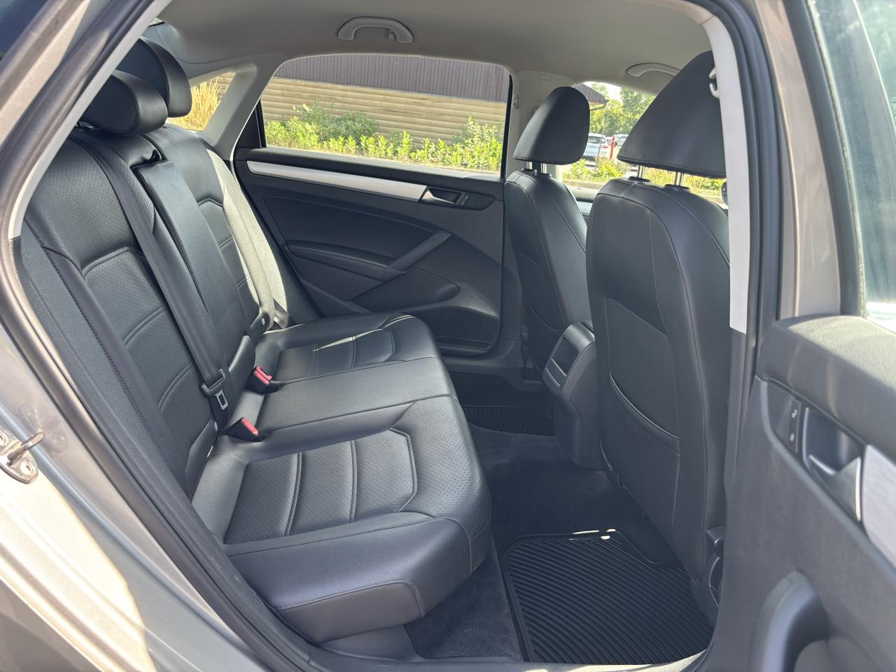 Volkswagen Passat 2.5L SE AT 2012