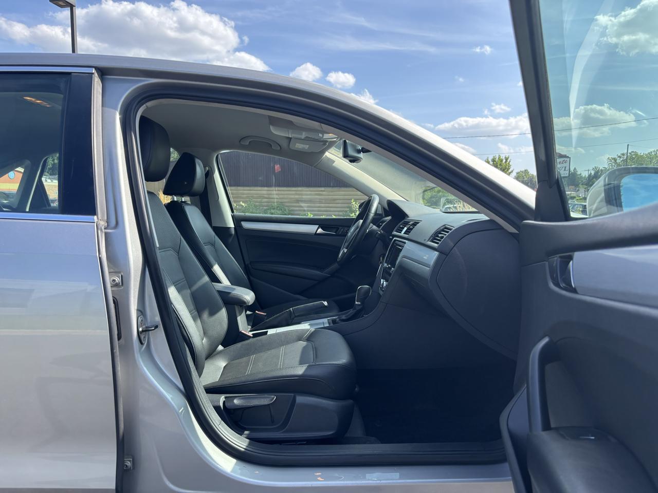 Volkswagen Passat 2.5L SE AT 2012