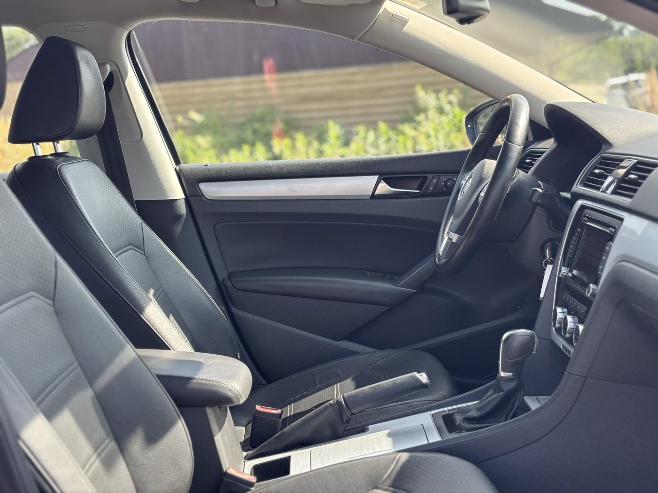 Volkswagen Passat 2.5L SE AT 2012