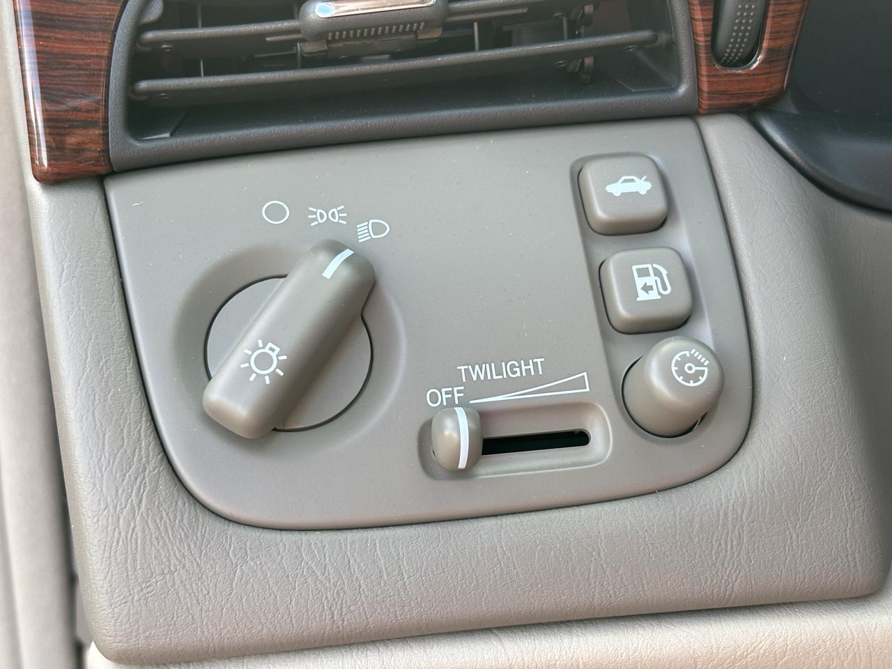 Cadillac DeVille 4dr Sdn 2003