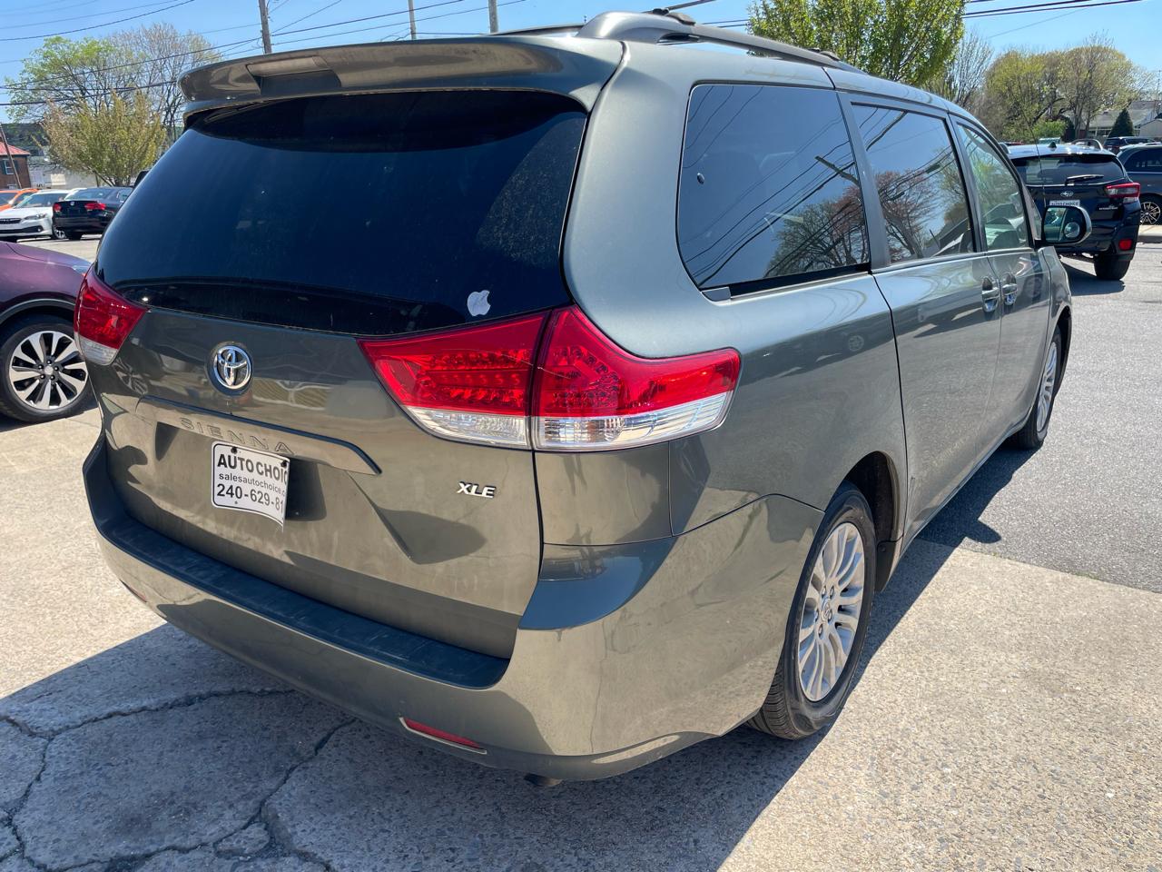 Toyota Sienna Limited 7-Pass V6 2011