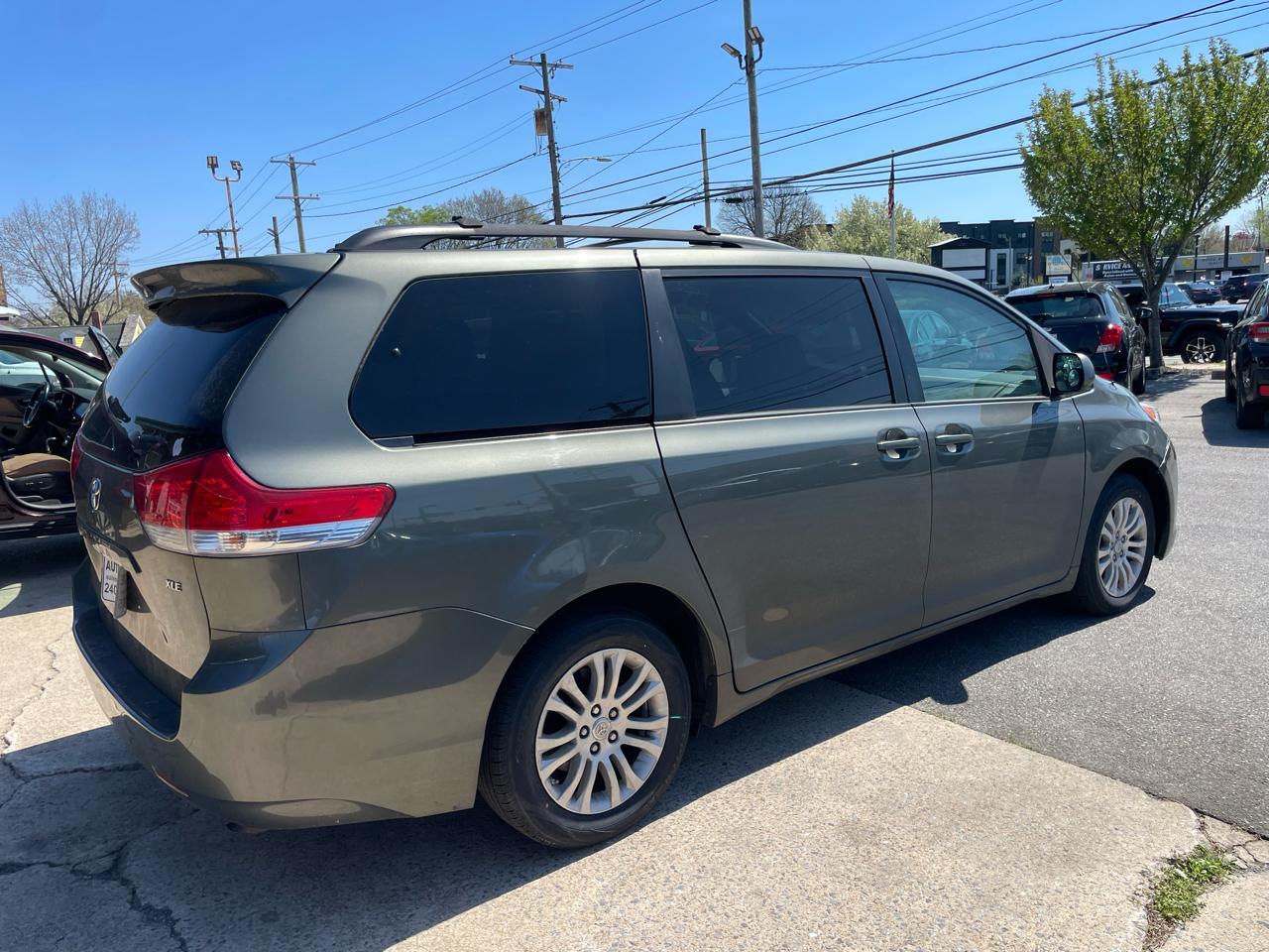 Toyota Sienna Limited 7-Pass V6 2011