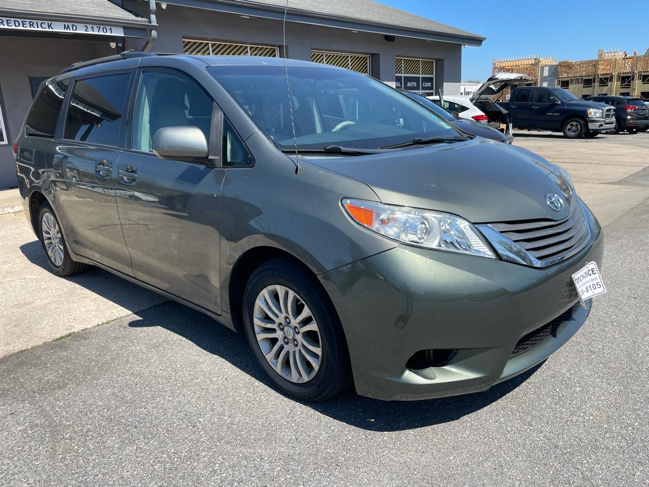 Toyota Sienna Limited 7-Pass V6 2011