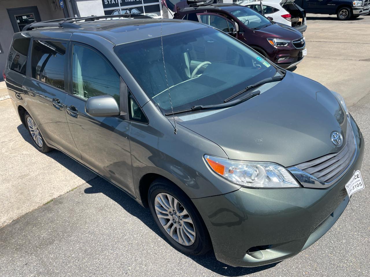 Toyota Sienna Limited 7-Pass V6 2011