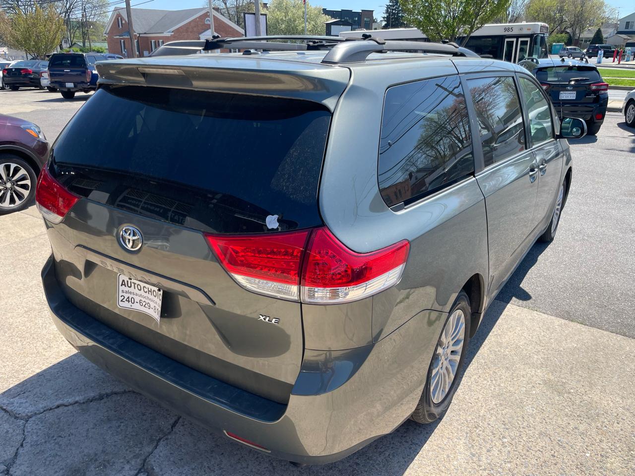 Toyota Sienna Limited 7-Pass V6 2011