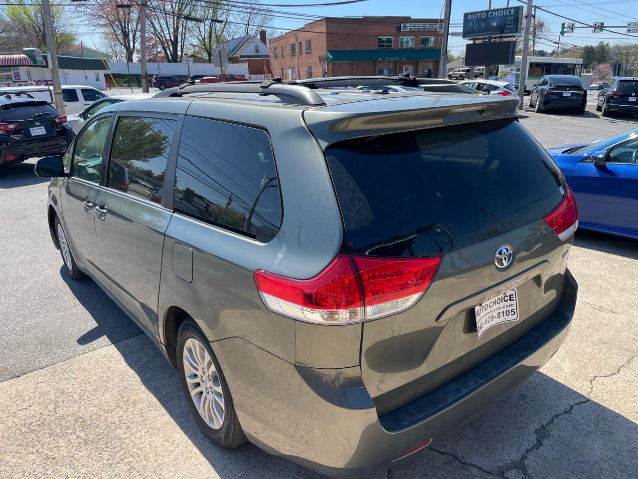 Toyota Sienna Limited 7-Pass V6 2011