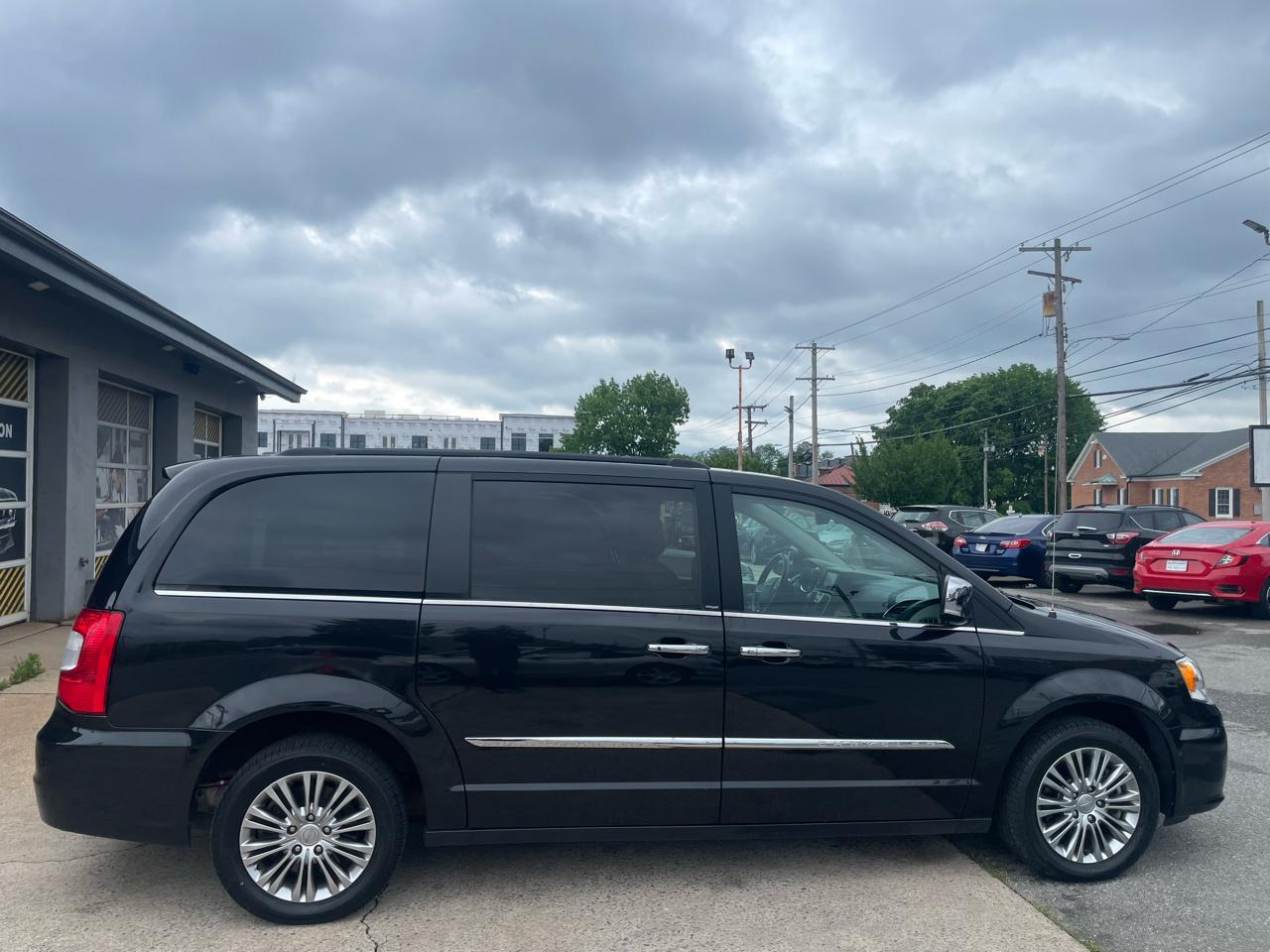 Chrysler Town & Country Touring-L 2013