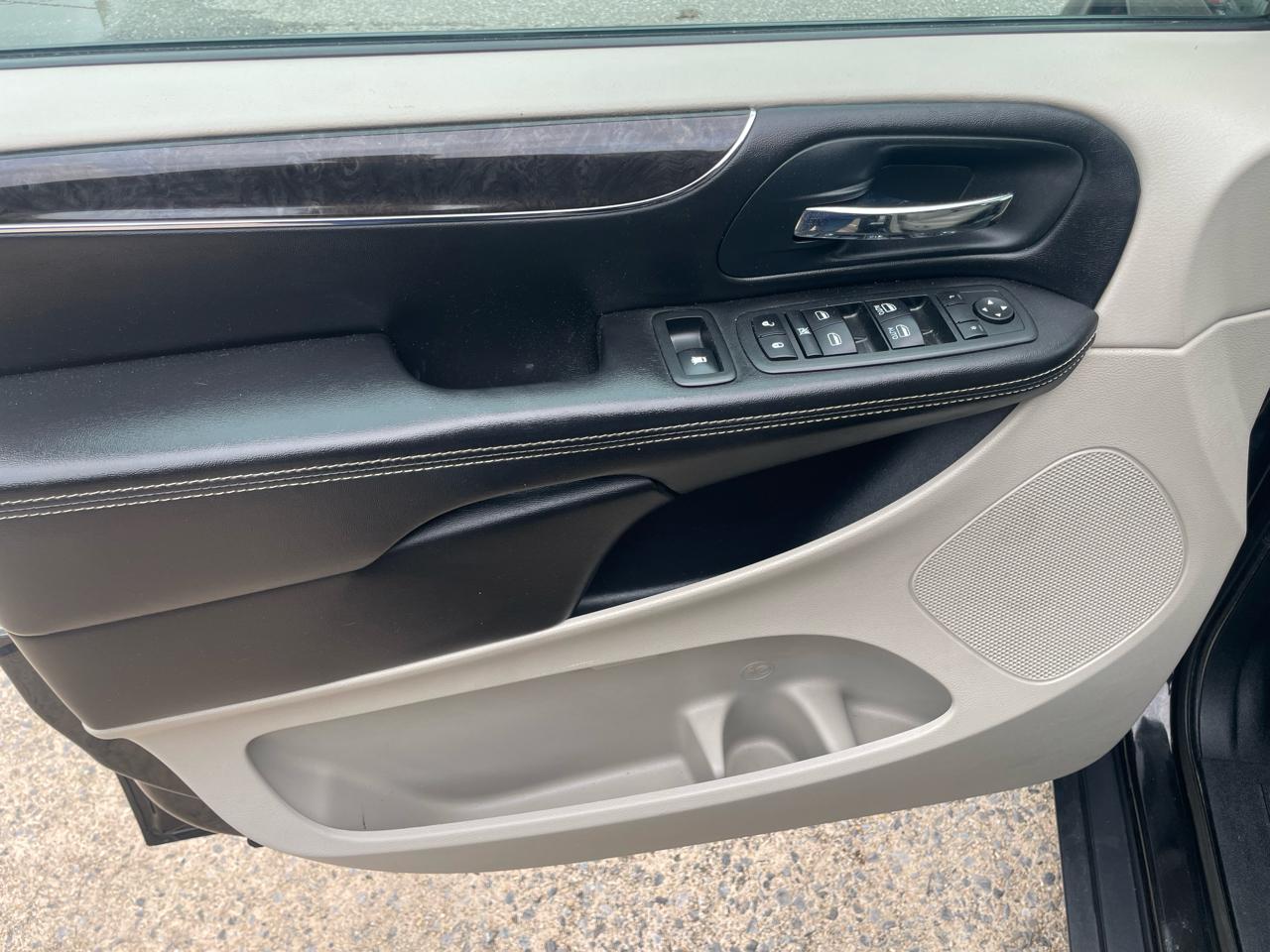 Chrysler Town & Country Touring-L 2013