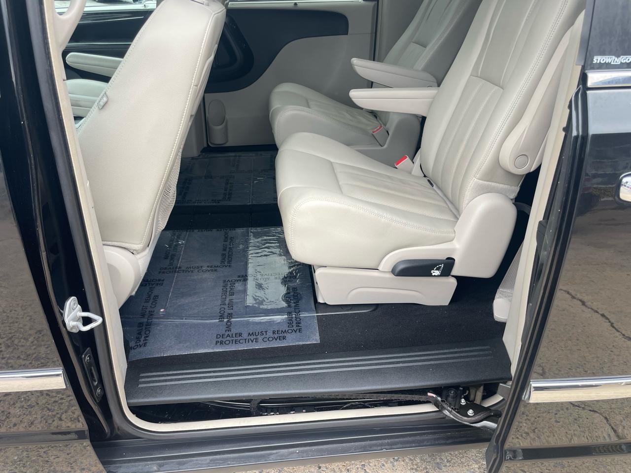 Chrysler Town & Country Touring-L 2013