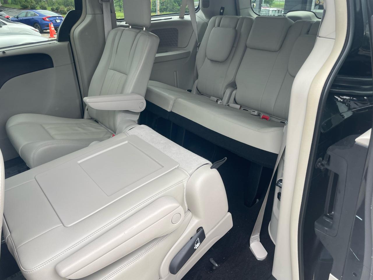 Chrysler Town & Country Touring-L 2013