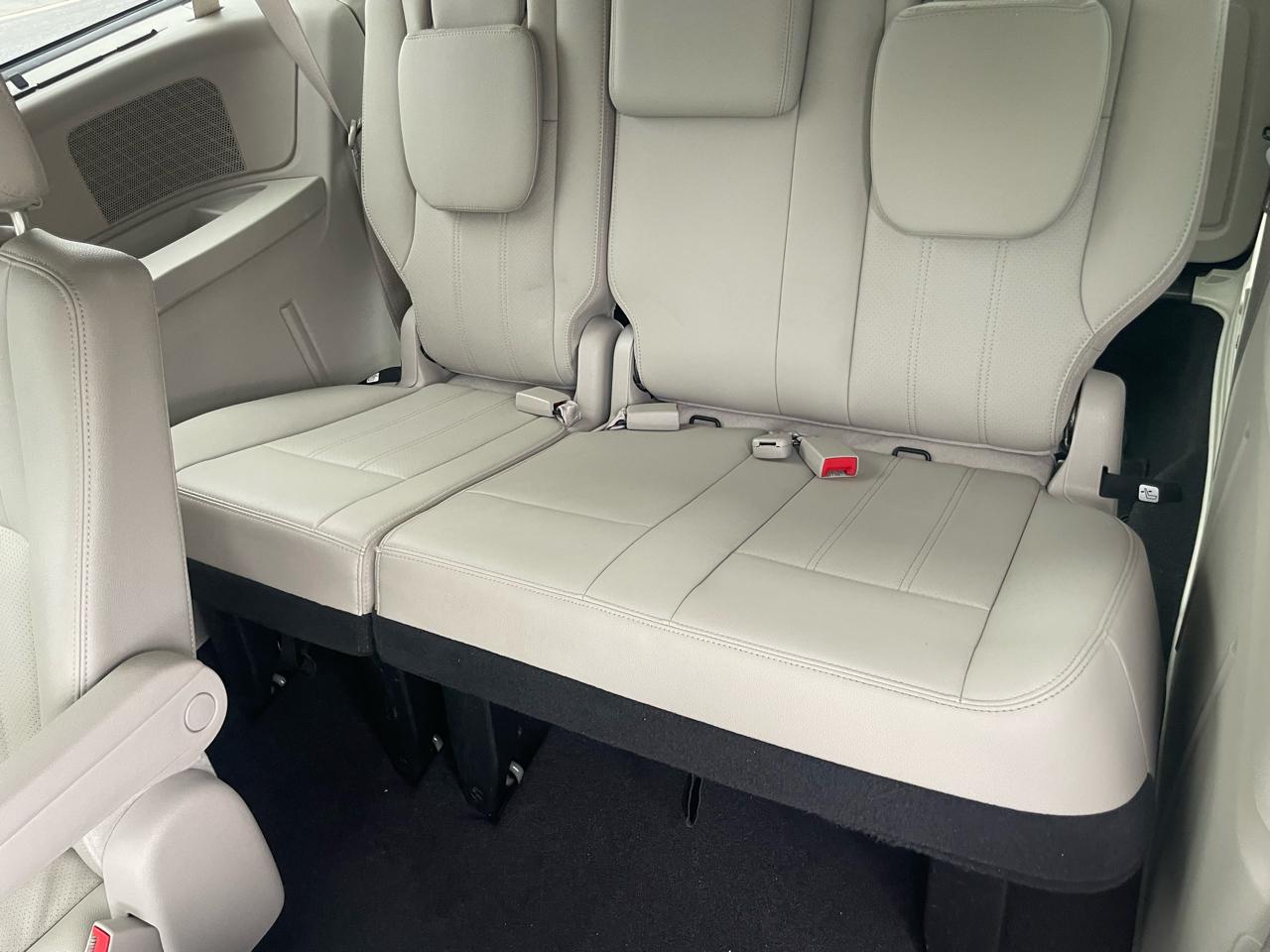 Chrysler Town & Country Touring-L 2013
