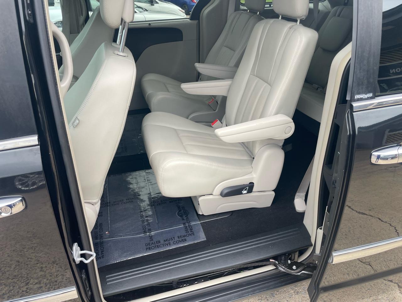 Chrysler Town & Country Touring-L 2013