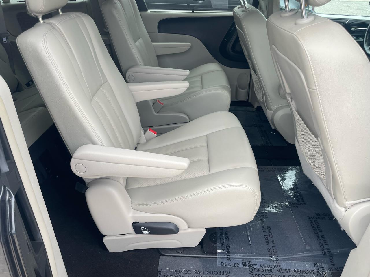 Chrysler Town & Country Touring-L 2013