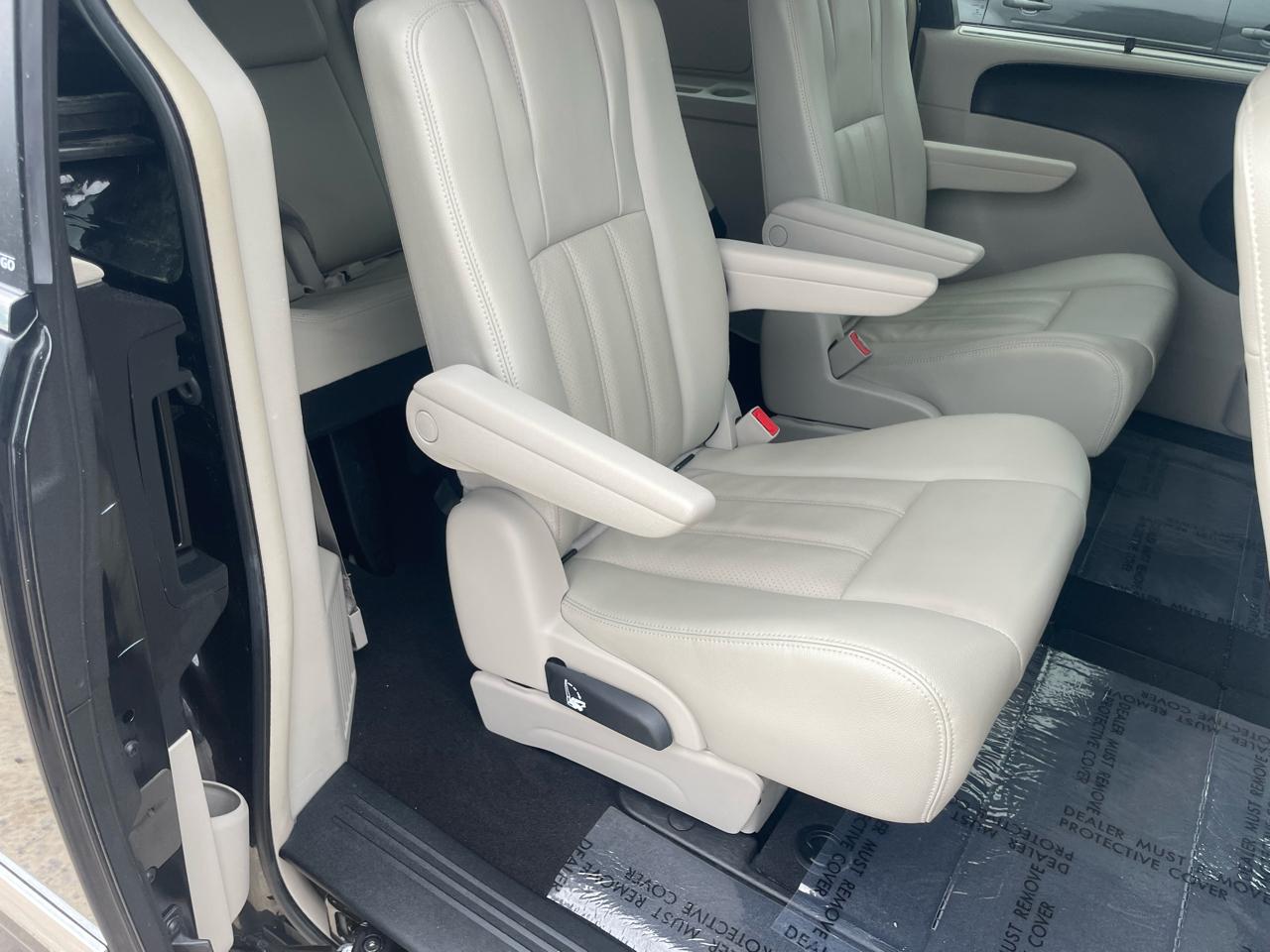 Chrysler Town & Country Touring-L 2013