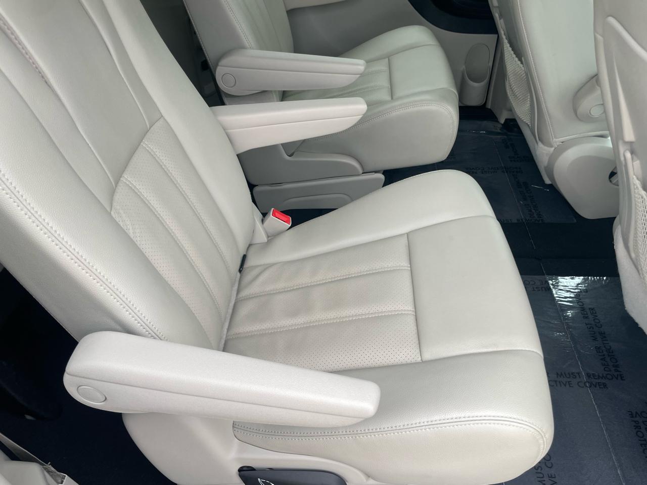 Chrysler Town & Country Touring-L 2013