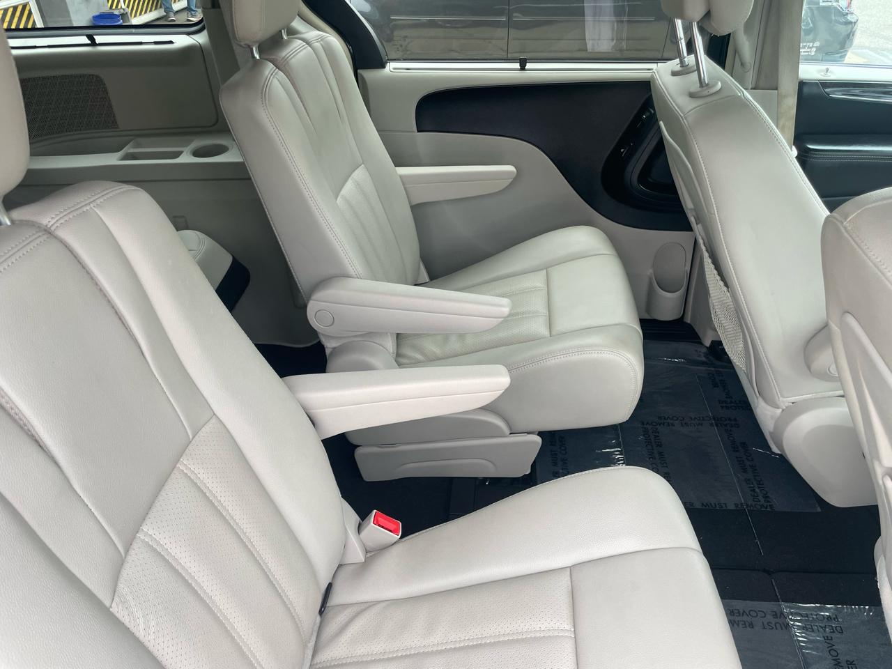 Chrysler Town & Country Touring-L 2013