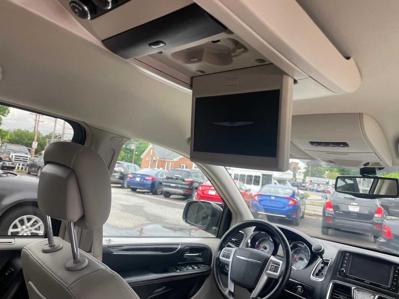 Chrysler Town & Country Touring-L 2013