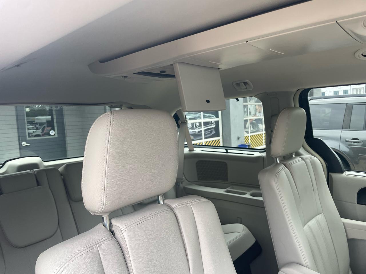 Chrysler Town & Country Touring-L 2013
