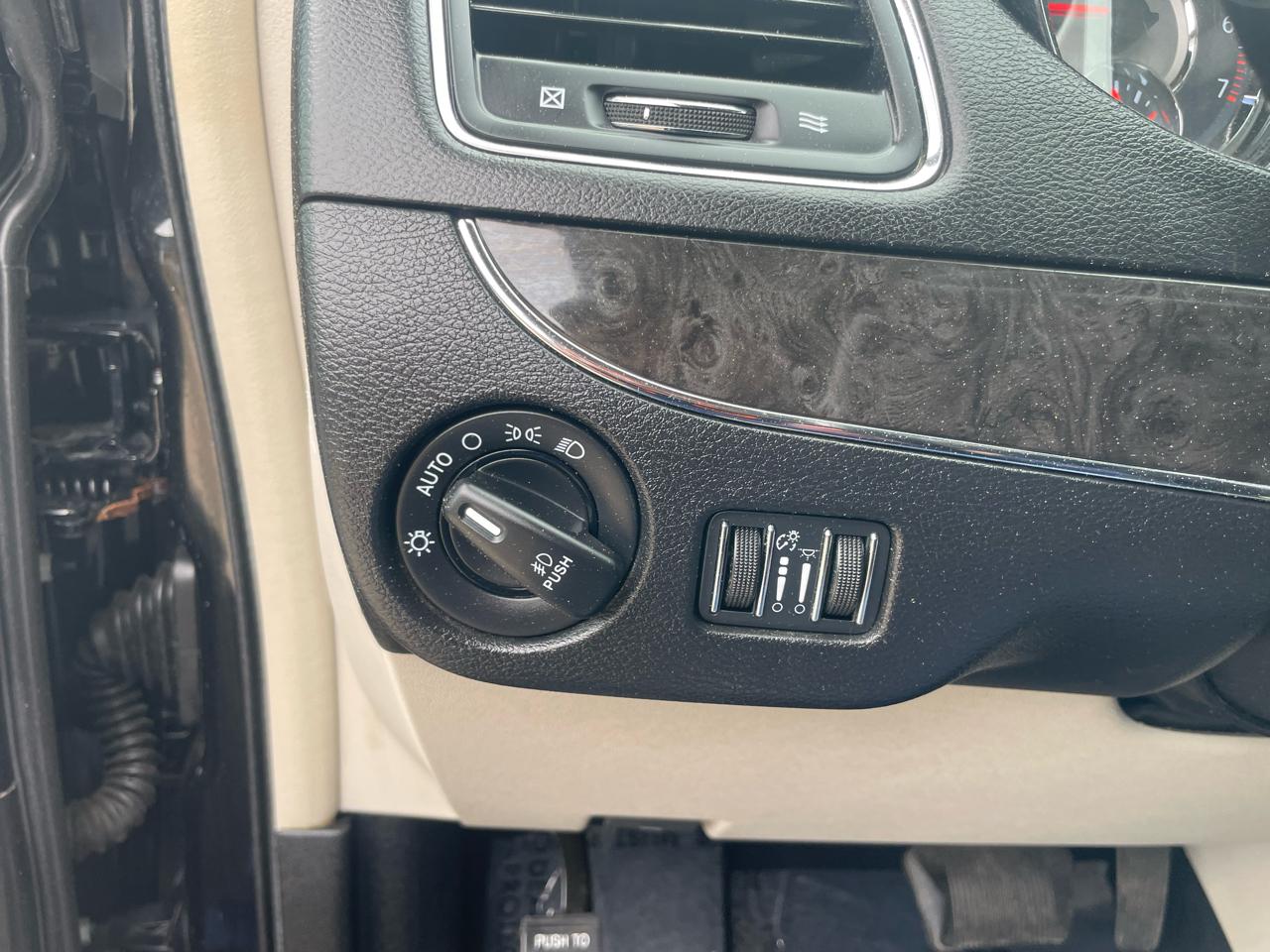 Chrysler Town & Country Touring-L 2013