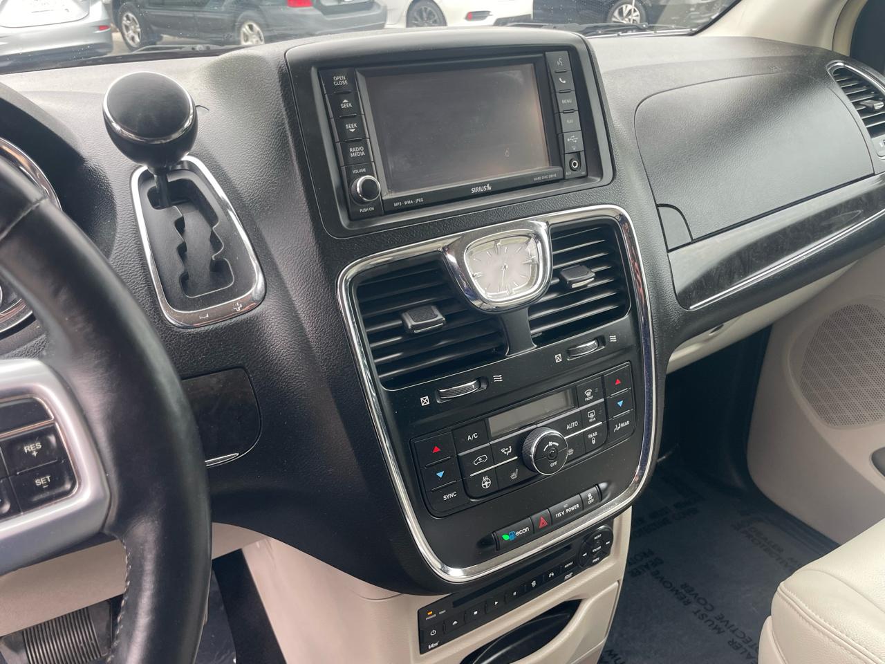 Chrysler Town & Country Touring-L 2013