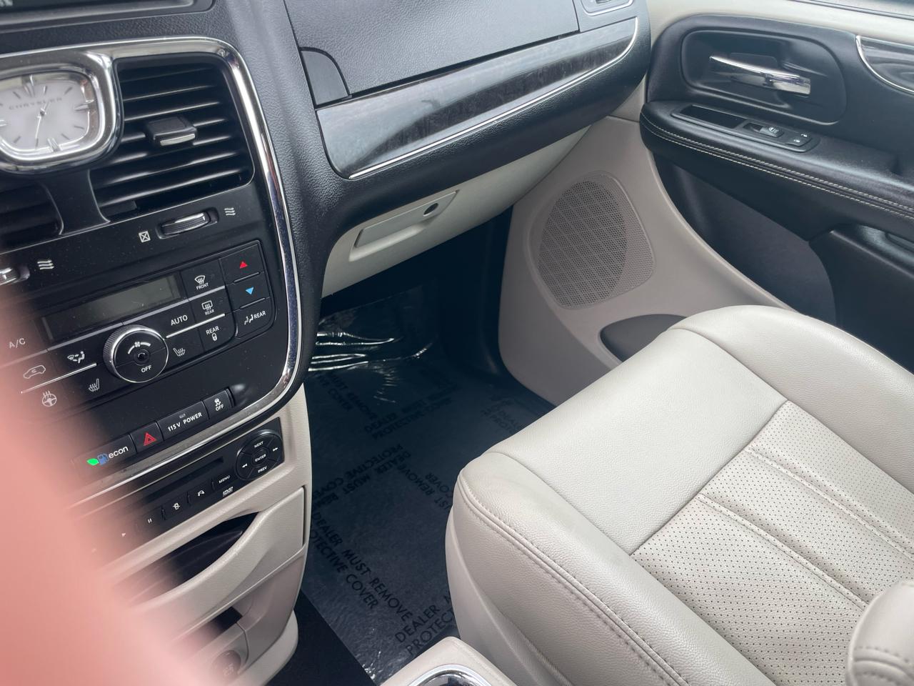 Chrysler Town & Country Touring-L 2013