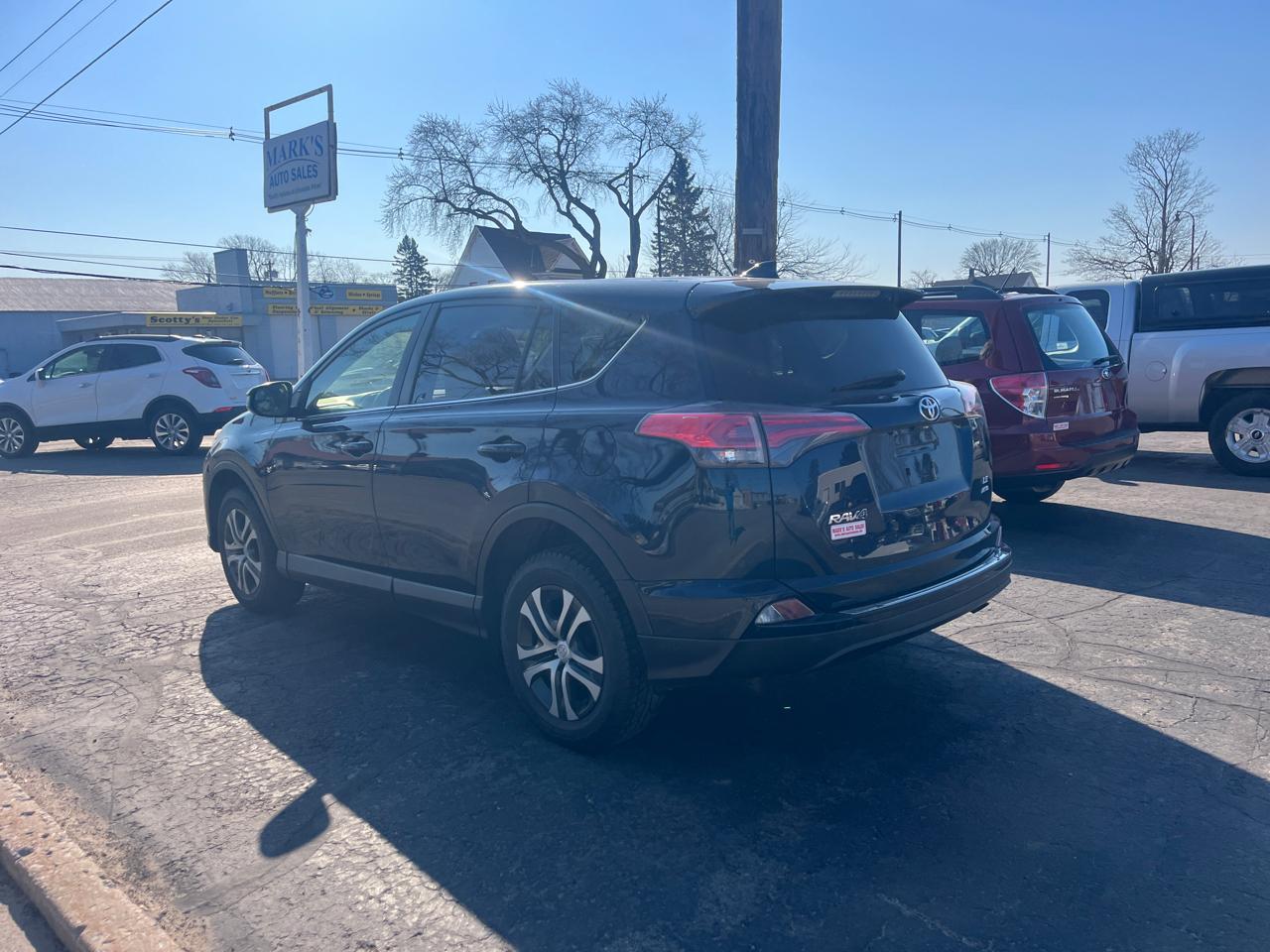 Toyota RAV4 LE AWD 2018