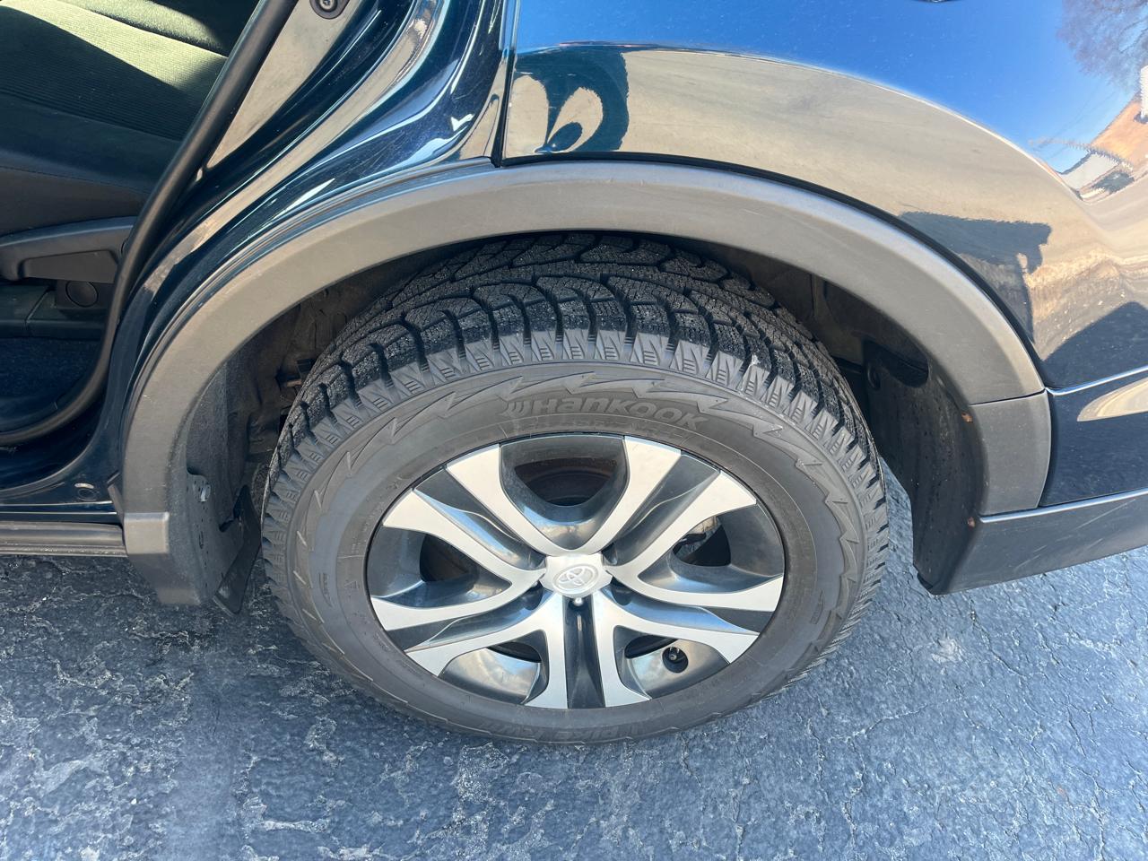 Toyota RAV4 LE AWD 2018