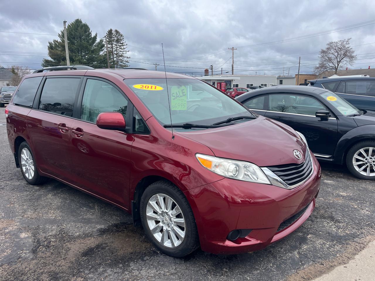 Toyota Sienna LE AWD 7-Pass V6 2011