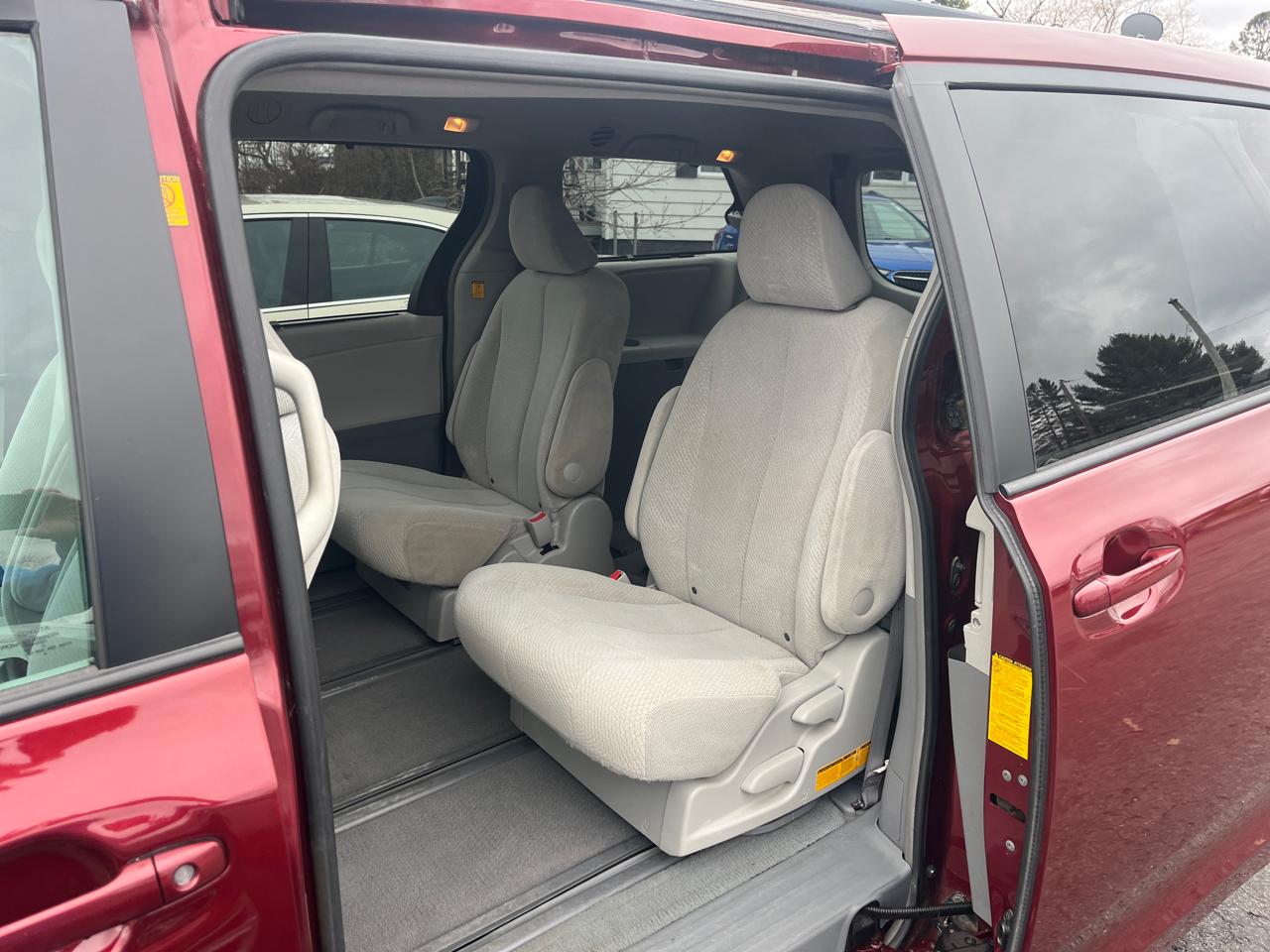 Toyota Sienna LE AWD 7-Pass V6 2011