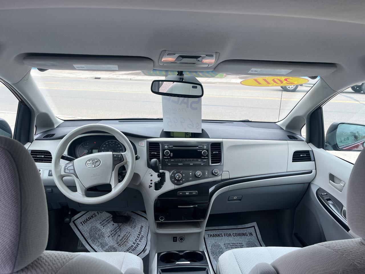 Toyota Sienna LE AWD 7-Pass V6 2011