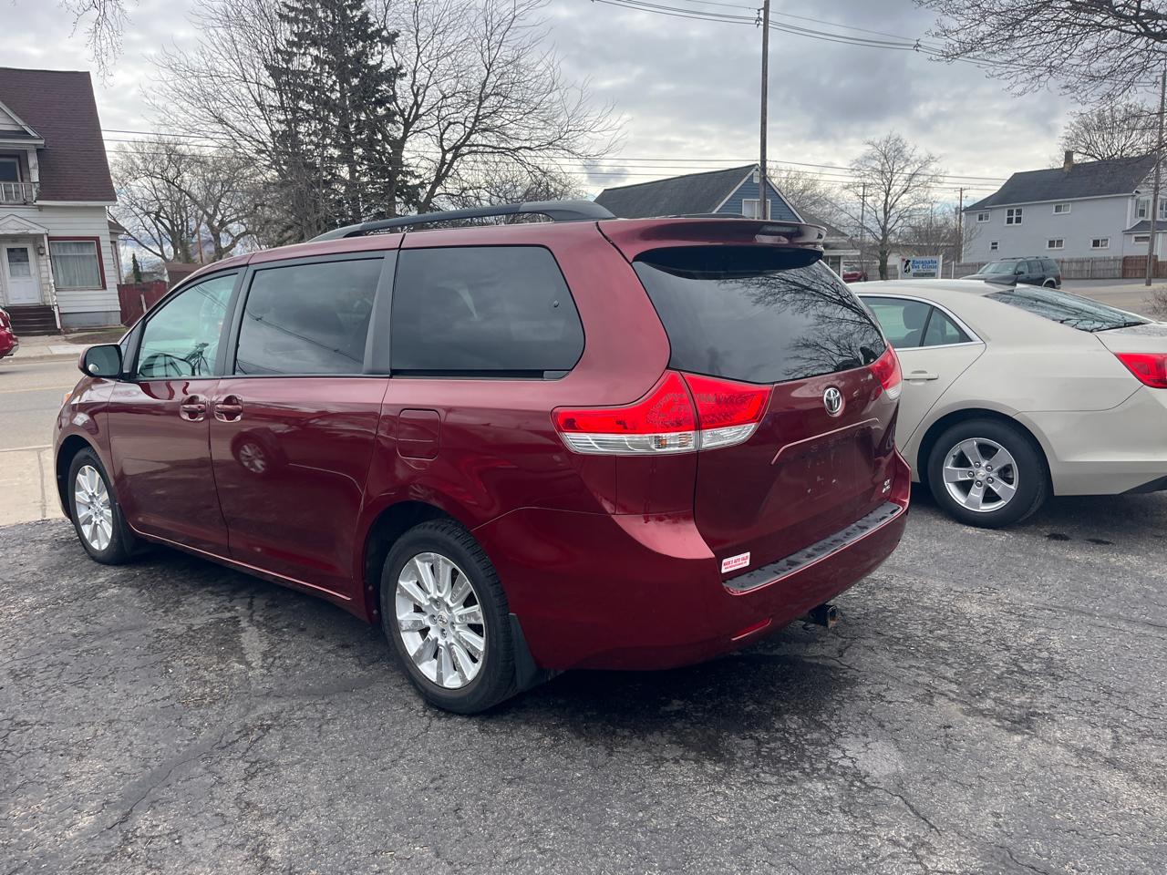 Toyota Sienna LE AWD 7-Pass V6 2011