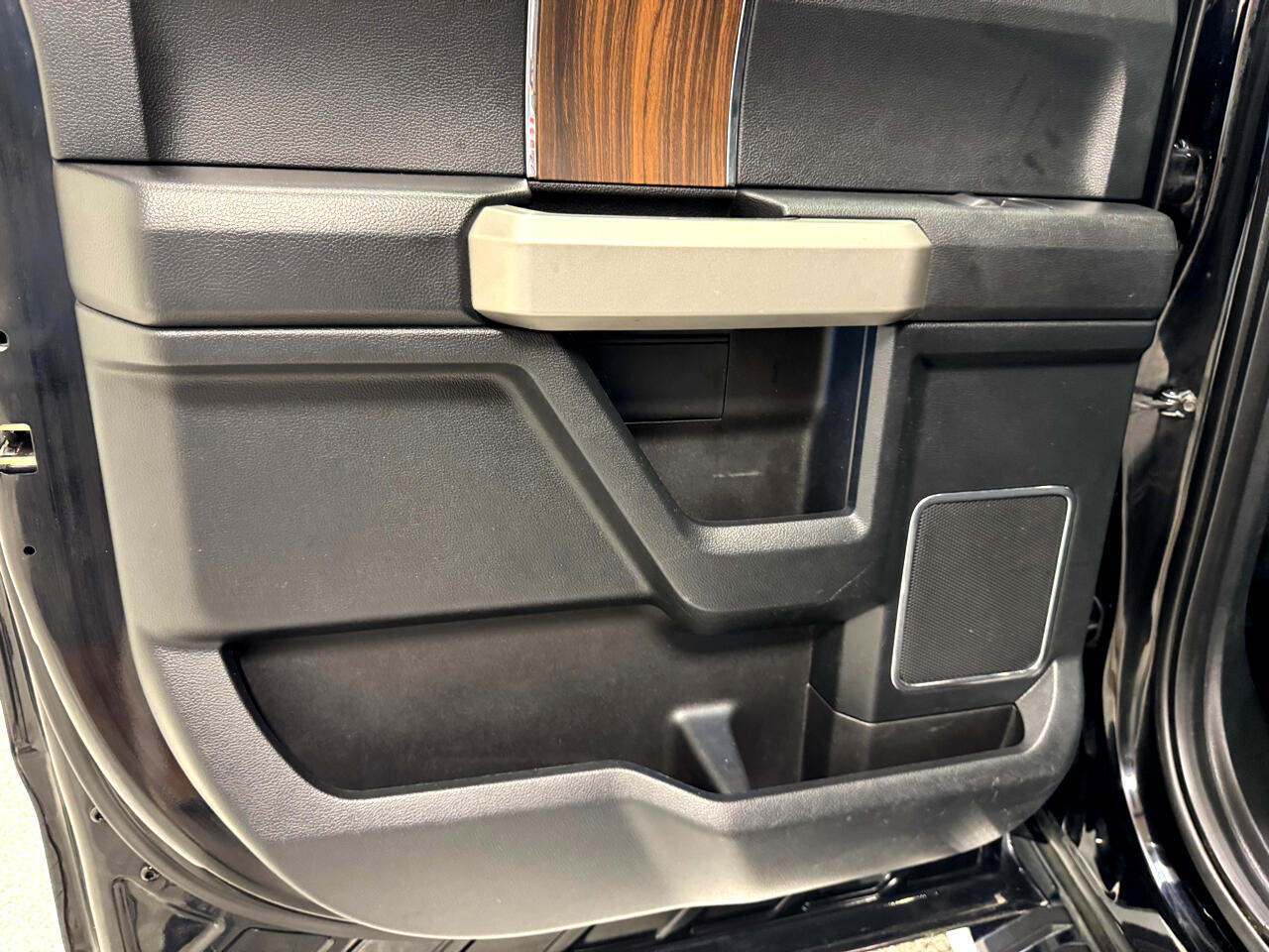 2016 Ford F-150 Lariat photo 12