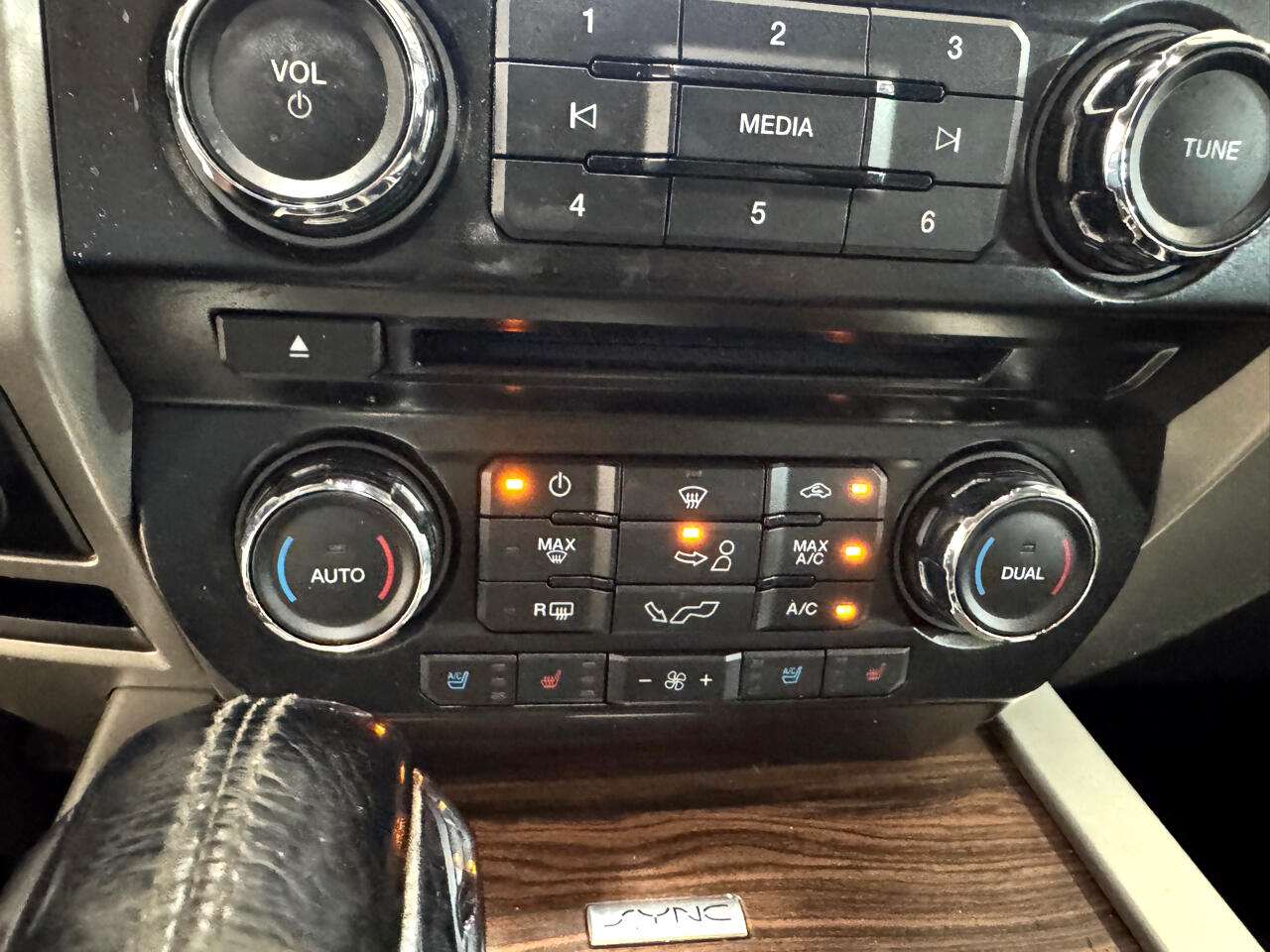 2016 Ford F-150 Lariat photo 16
