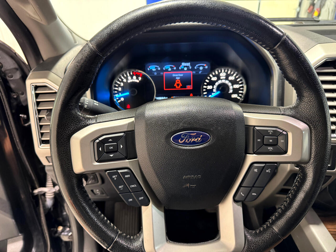 2016 Ford F-150 Lariat photo 18
