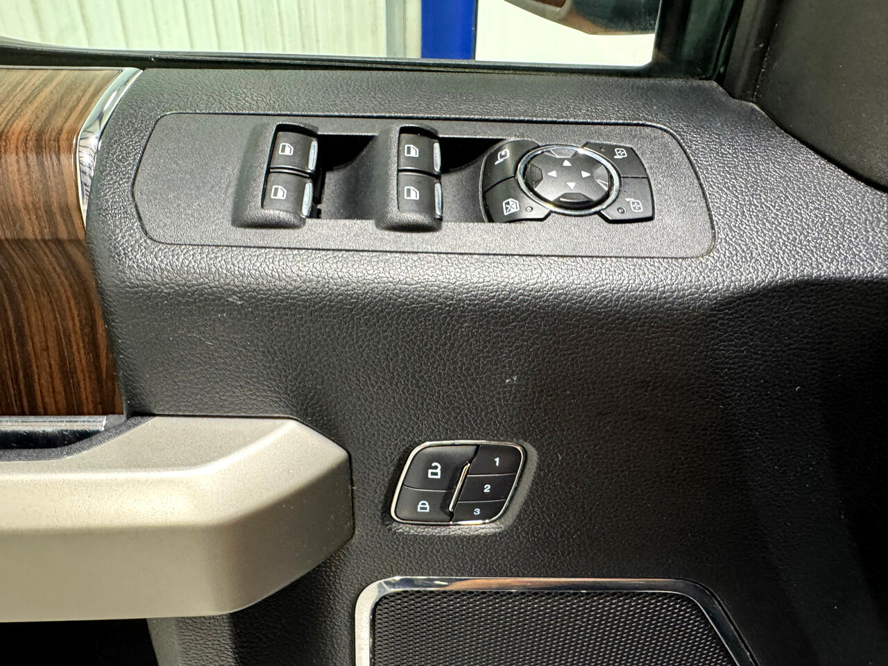 2016 Ford F-150 Lariat photo 20