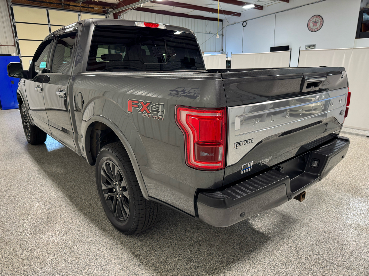 2016 Ford F-150 Platinum photo 4