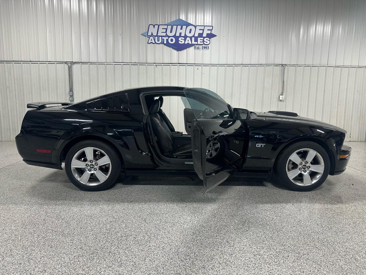 2006 Ford Mustang GT Deluxe photo 2