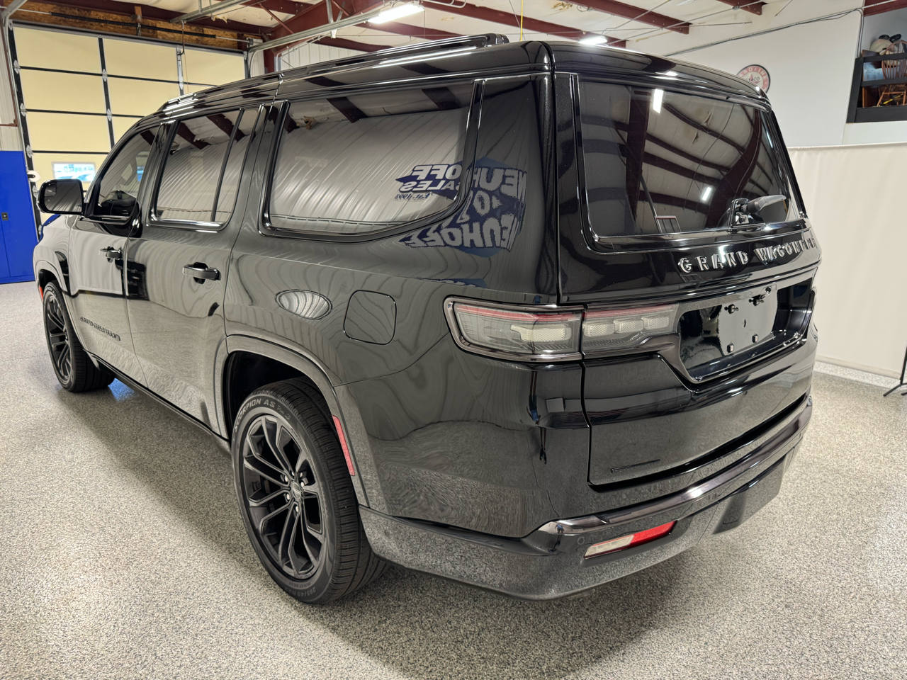 2023 Jeep Grand Wagoneer II photo 6