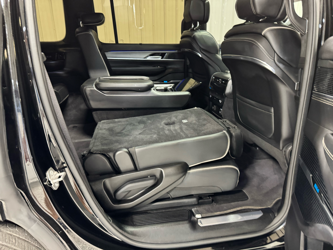 2023 Jeep Grand Wagoneer II photo 11
