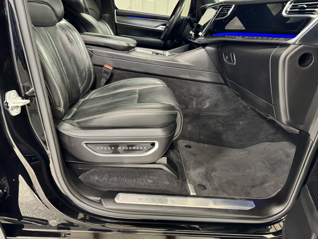 2023 Jeep Grand Wagoneer II photo 16
