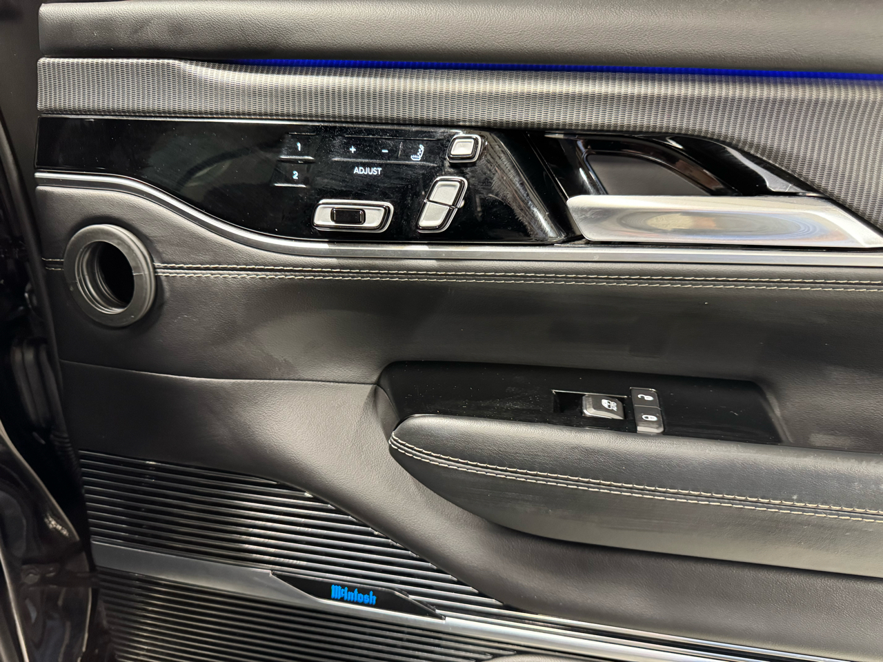 2023 Jeep Grand Wagoneer II photo 17