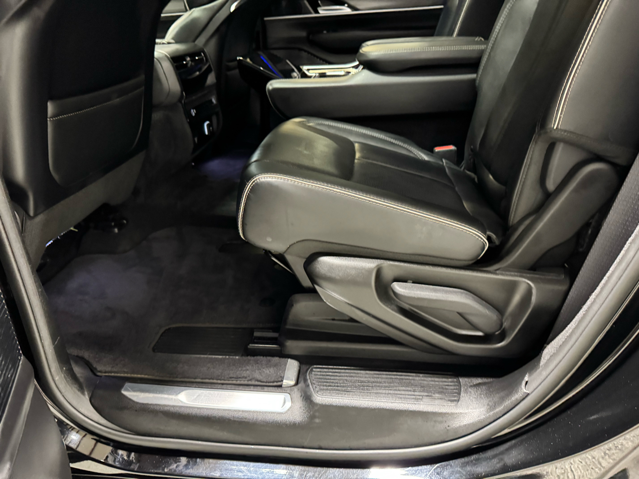 2023 Jeep Grand Wagoneer II photo 18