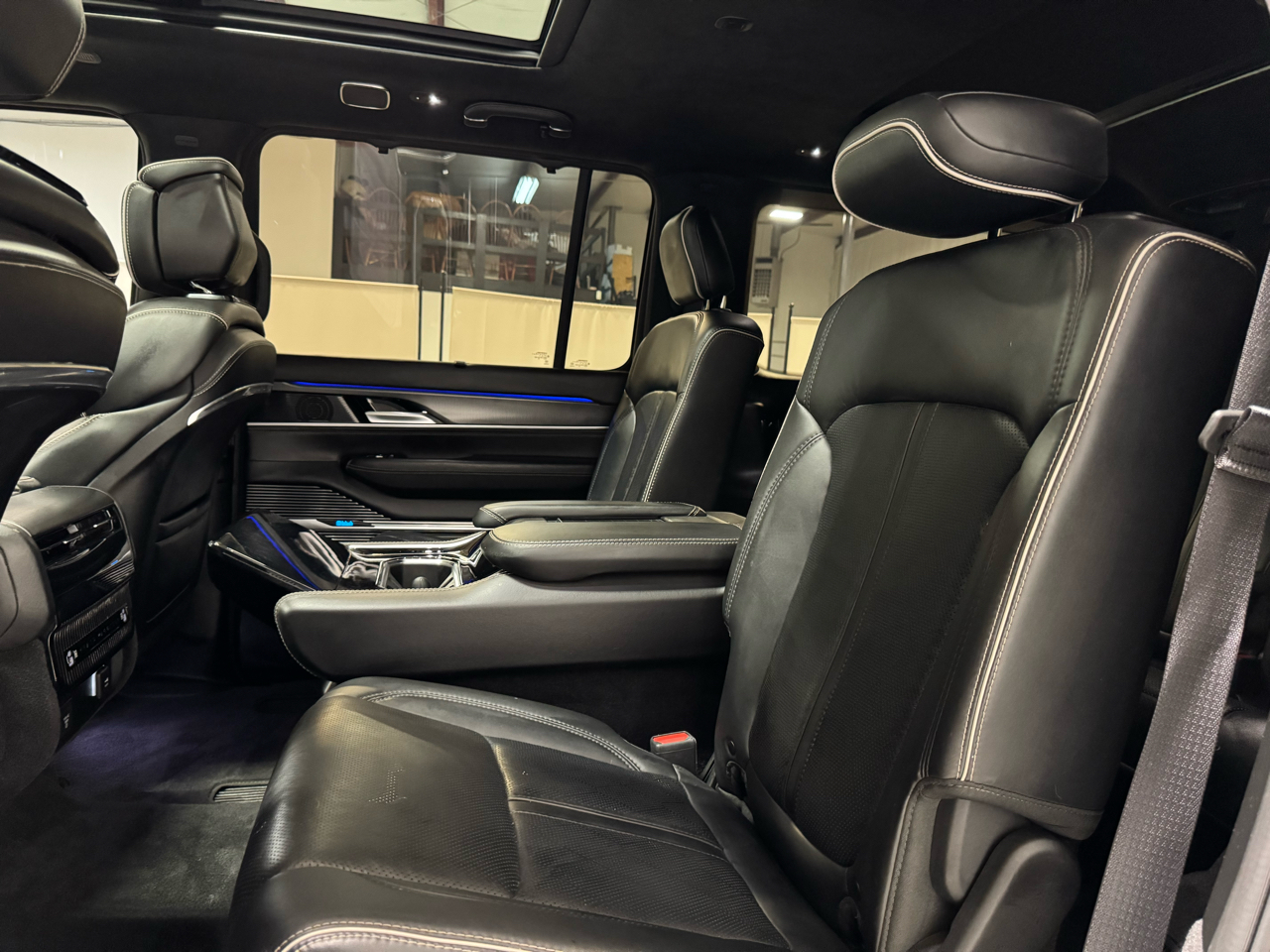 2023 Jeep Grand Wagoneer II photo 19