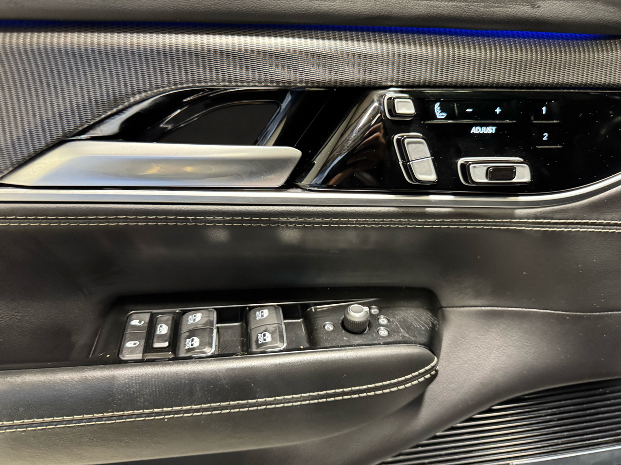 2023 Jeep Grand Wagoneer II photo 23