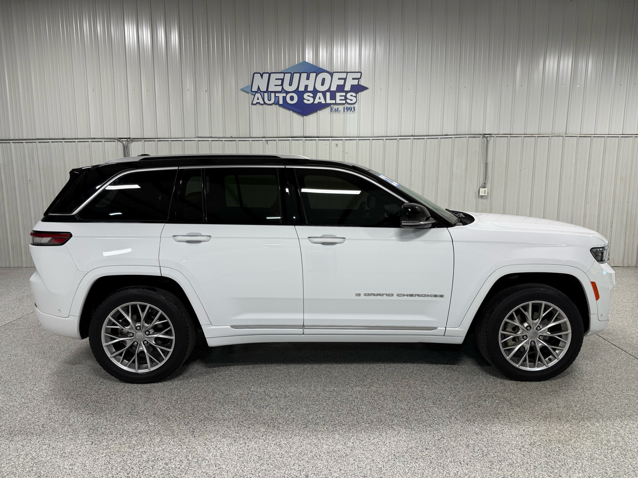 2023 Jeep Grand Wagoneer II photo 44