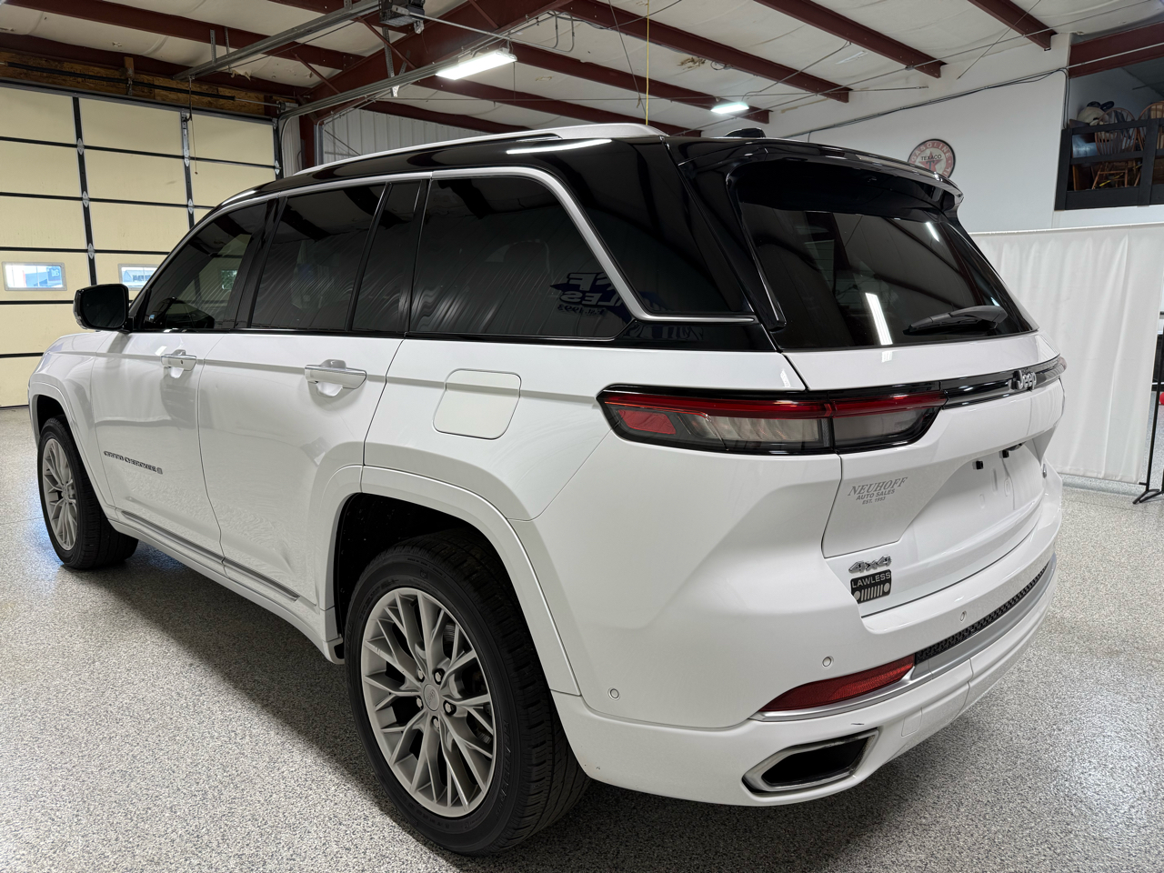 2022 Jeep Grand Cherokee Summit photo 3
