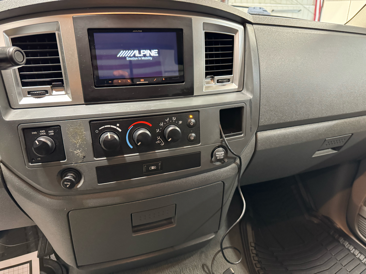 2008 Dodge Ram SLT photo 13